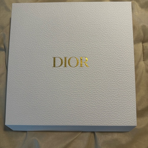 Dior ‘Around the World’ puzzle in Dior elegant box - Picture 1 of 3
